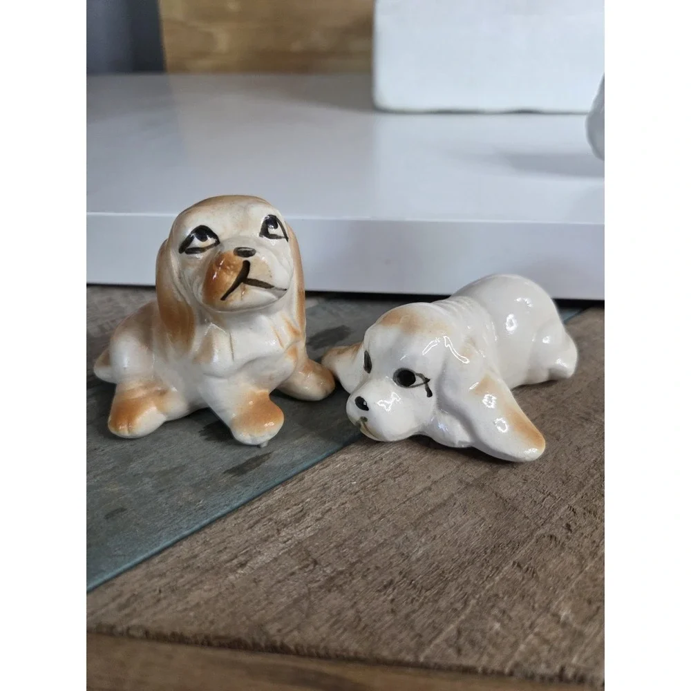 Vintage lot Two Ceramic White brown bloodhound hound dog Puppy Beagle Figurine‎